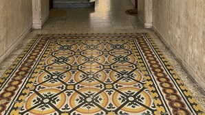 A hallway with a patterned floor, a staircase, and a mailbox on the wall. - Appartamento Stazione Termini A/C WI FI (Roma)