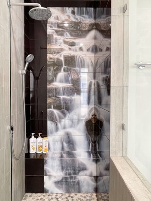 Badekar, boblebadekar, hårtørrer, bidet