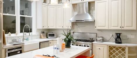 Kjøleskap, mikrobølgeovn, ovn og kokeplater