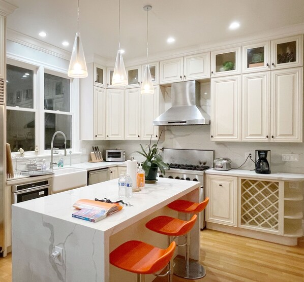 Een koelkast, een microgolfoven, een oven, een kookplaat