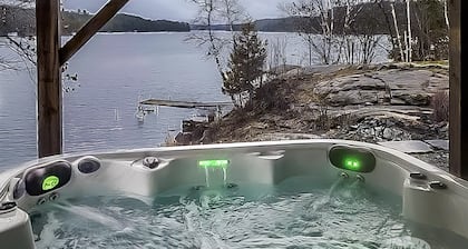 Million Dollar Views! 4bdrm 3bath Cottage on 3 Mile Lake-Hot Tub! Rooftop Deck!