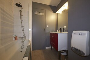 Badewanne, Haartrockner, Handtücher, Seife