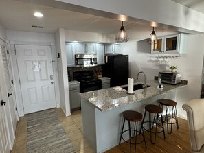 冷蔵庫、電子レンジ、オーブン、コンロ