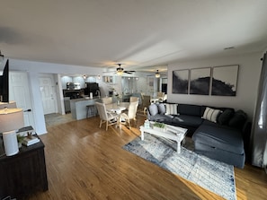 Smart TV, DVD player - Beautiful 2 Bdrm - Sleeps 8 Condo w/Gorgeous Lake View! Close to Dogwood Canyon! (Kimberling City)