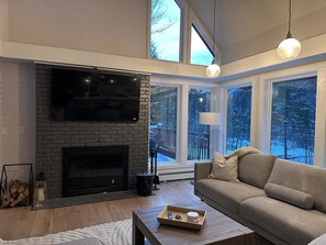 Smart TV, fireplace, video games, books - Heated Pool, Hot Tub, Sauna, EV Charging & more! (Winhall)