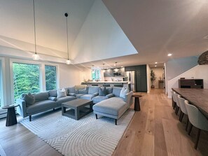Una Smart TV, una chimenea, videojuegos, libros