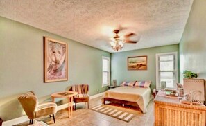 3 Schlafzimmer, Schreibtisch, Bügeleisen/Bügelbrett, Reisekinderbett