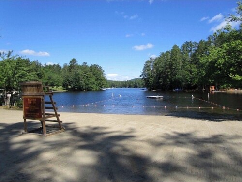 Fireside Cabin, Pool & AC, Wonderful Cozy Adirondack Cabin steps from Loon Lake.
