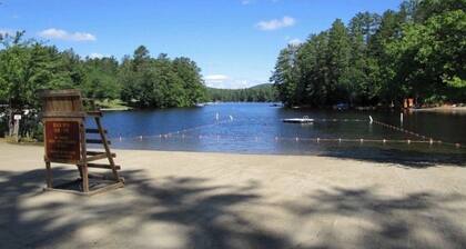 Fireside Cabin, Pool & AC, Wonderful Cozy Adirondack Cabin steps from Loon Lake.