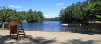 Fireside Cabin, Pool & AC, Wonderful Cozy Adirondack Cabin steps from Loon Lake.