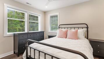 4 bedrooms, WiFi, bed sheets