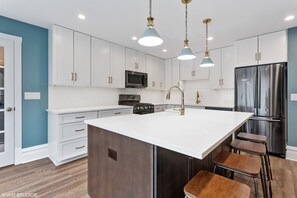 Réfrigérateur, four à micro-ondes, un four, surface de cuisson