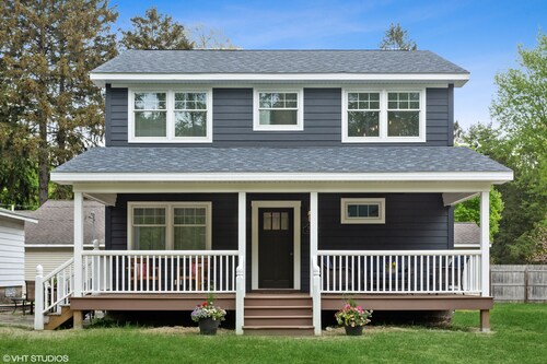Beach House Lake Shore Road steps to Miller Beach access. 4 bedrm
4 bathroom