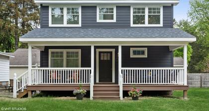 Beach House Lake Shore Road steps to Miller Beach access. 4 bedrm
4 bathroom