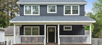 Beach House Lake Shore Road steps to Miller Beach access. 4 bedrm
4 bathroom