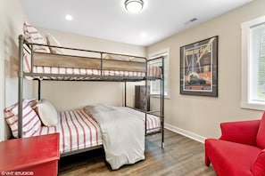 4 bedrooms, WiFi, bed sheets - Beach House Lake Shore Road steps to Miller Beach access. 4 bedrm
4 bathroom (Union Pier)