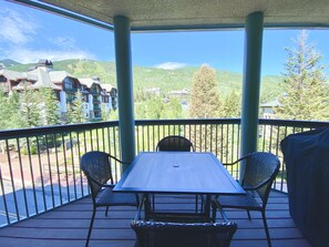 Outdoor dining - Luxurious 2 Bedroom Beaver Creek Chalet - In The Heart of Beaver Creek Village (Beaver Creek)