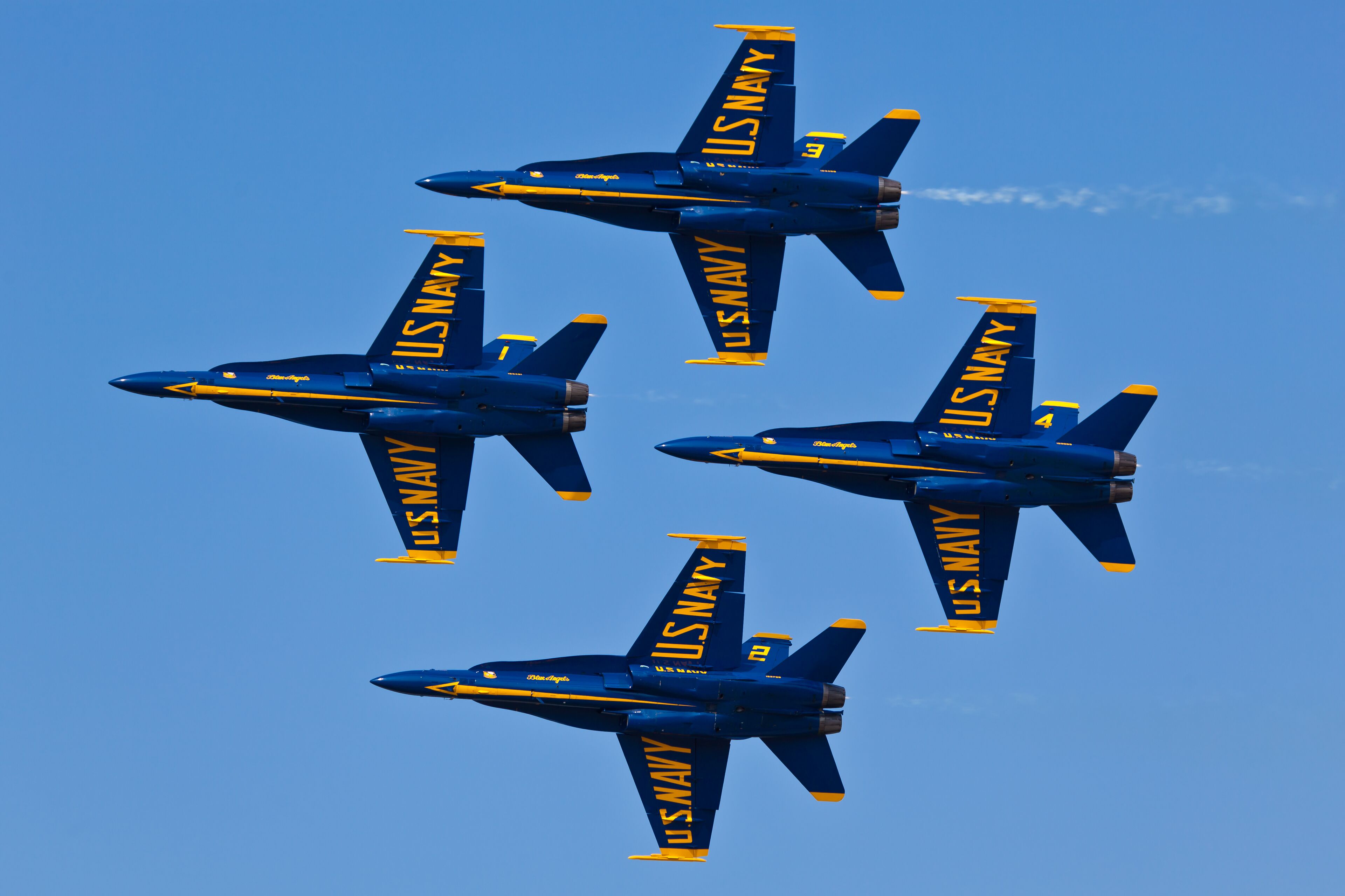 Vier US Navy Blue Angels Flugzeuge führen eine Flugmanöver aus.