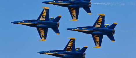 Vier US Navy Blue Angels Flugzeuge führen eine Flugmanöver aus.