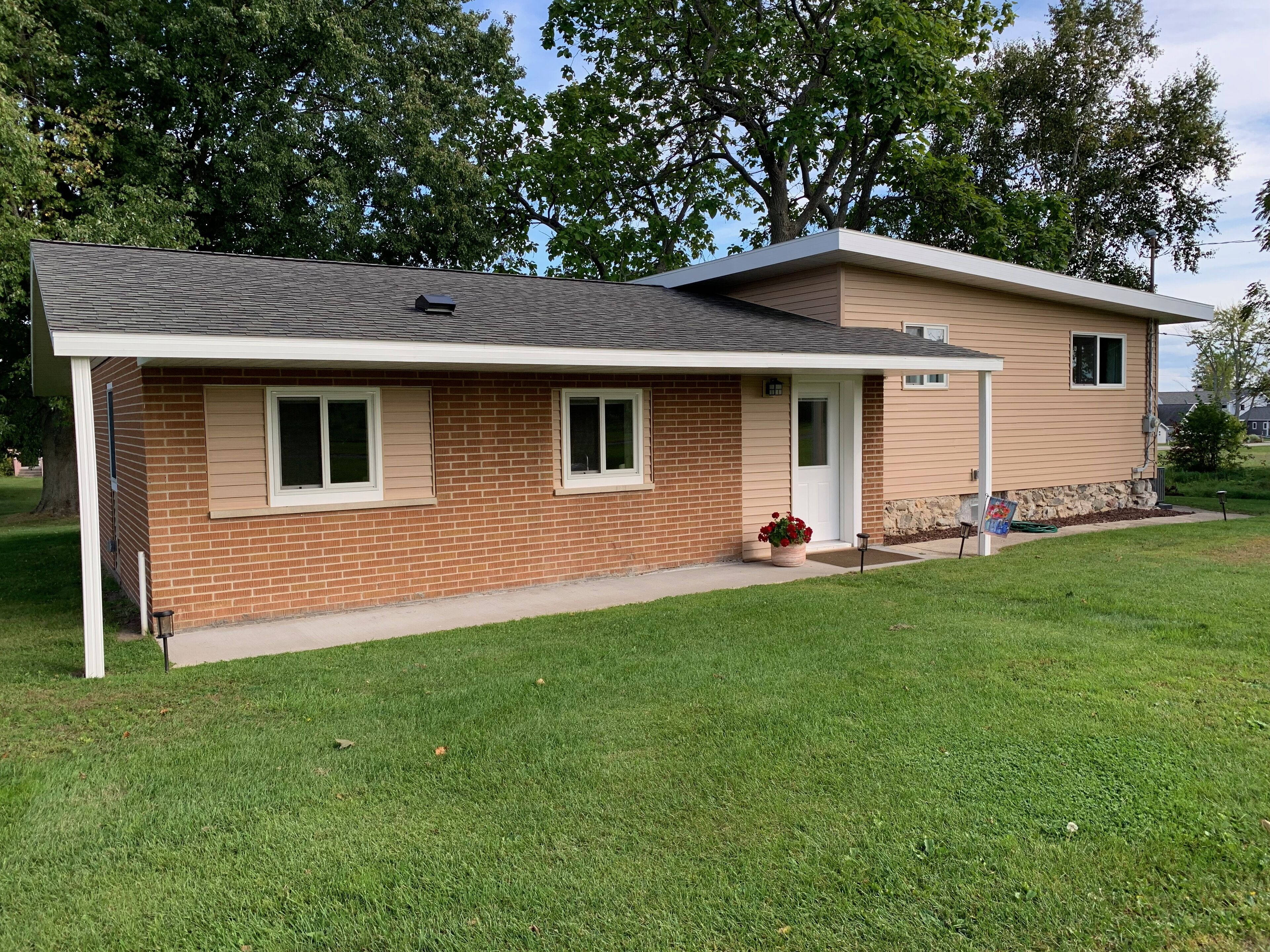 Charming Red Brick House with Elk Lake Access