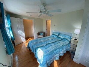 2 bedrooms, desk, iron/ironing board, free WiFi - Coastal home walking distance to 2 beaches. Sleeps 4. (Yarmouth)