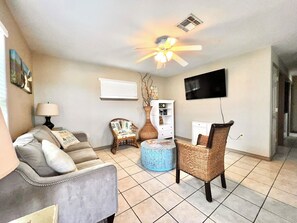 Smart TV - Quarter Deck- 2 Bedroom- In-Town and Near the Beach, Pet Friendly! (Port Aransas)