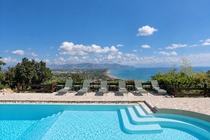A pool with lounge chairs and a view of the ocean. - Villa Mariani: Villa in San Felice Circeo (San Felice Circeo)