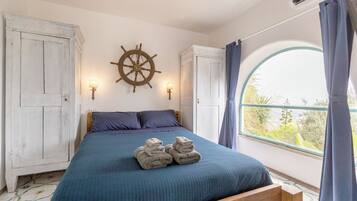 6 Schlafzimmer, Schreibtisch, Bügeleisen/Bügelbrett, Reisekinderbett