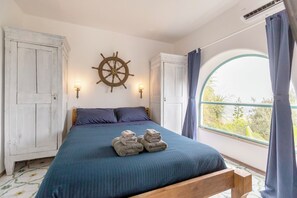 6 bedrooms, desk, iron/ironing board, travel cot