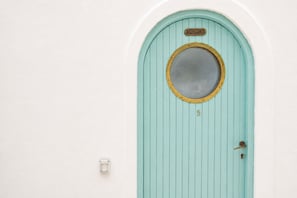 A turquoise door with a round window and a 'SKIPPER' sign above it. - Villa Mariani: Villa in San Felice Circeo (San Felice Circeo)