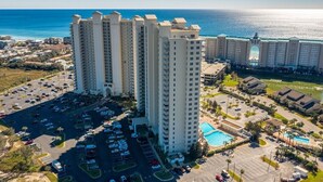 Un grand hôtel à plusieurs étages, doté d’un parking et d’un espace piscine.