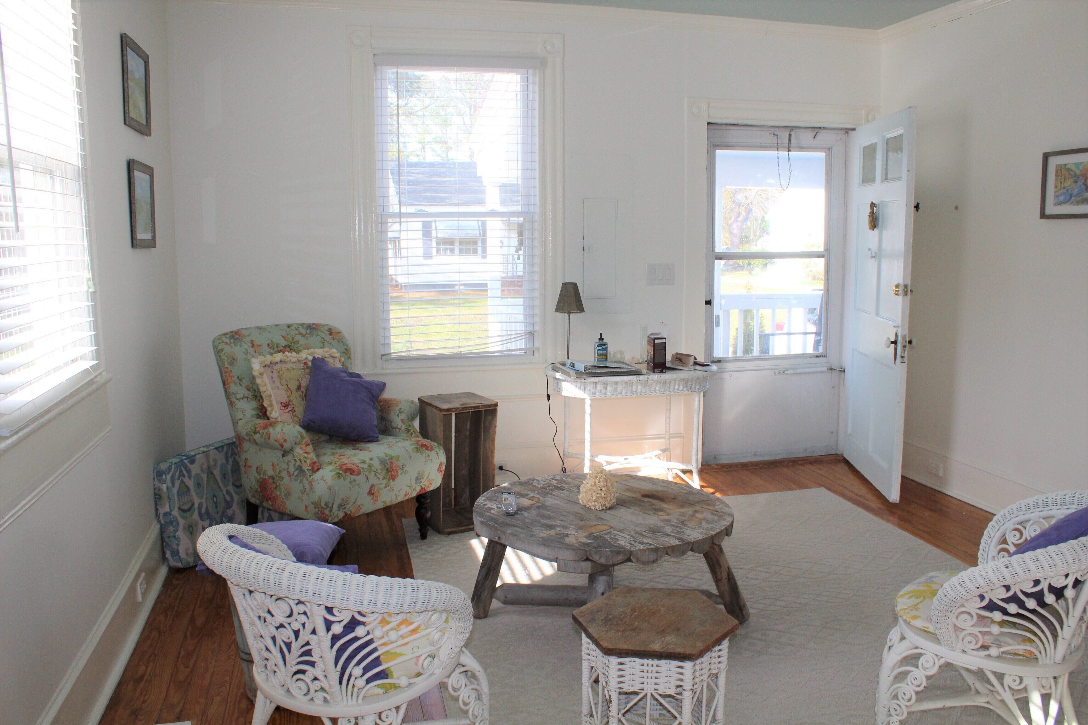 Smart-TV, peis, bøker og stereoanlegg