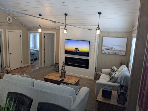 Modern Rustic Cabin, near private beach!