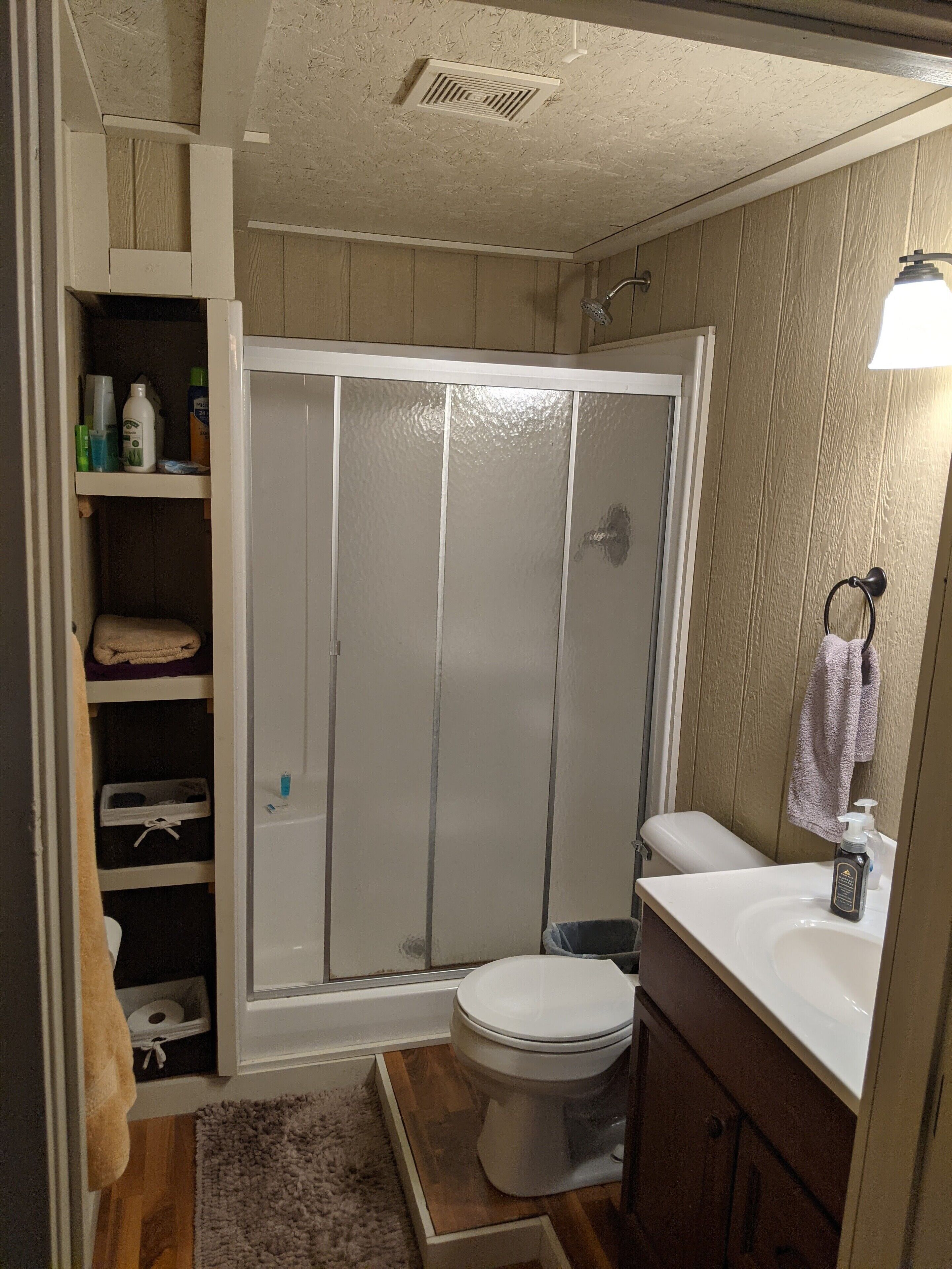 Regadera, toallas, jabón, shampoo 