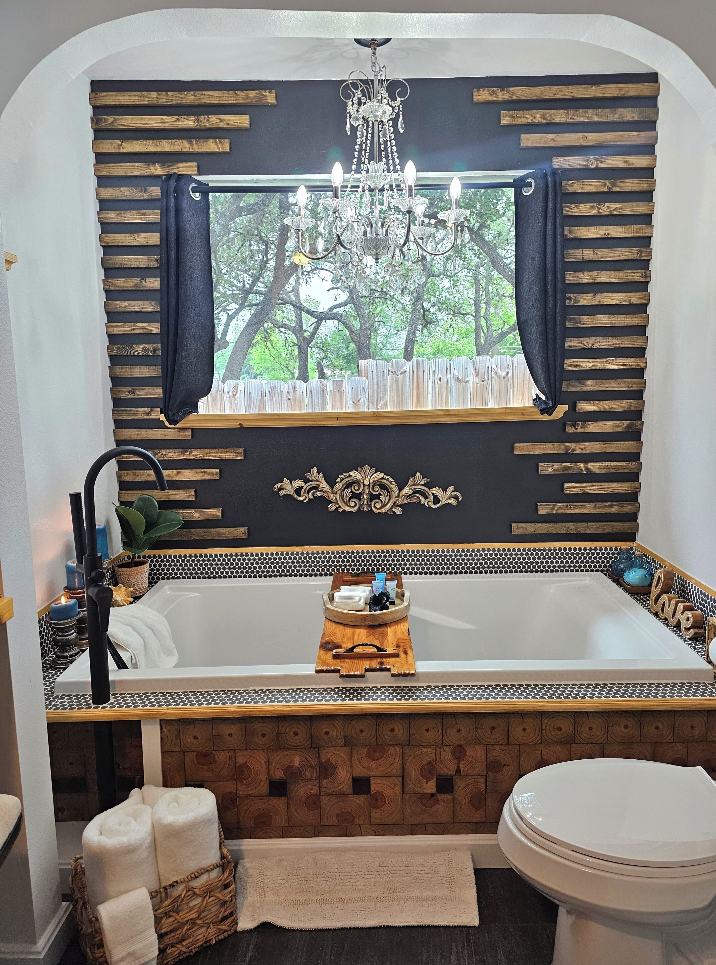 Baignoire, séchoir à cheveux, serviettes fournies, savon