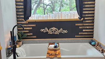 Baignoire, séchoir à cheveux, serviettes fournies, savon