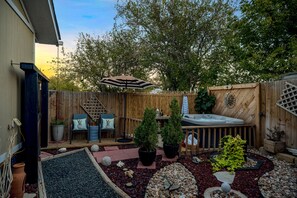 Outdoor spa tub - Estefana's Guest House (Fredericksburg)