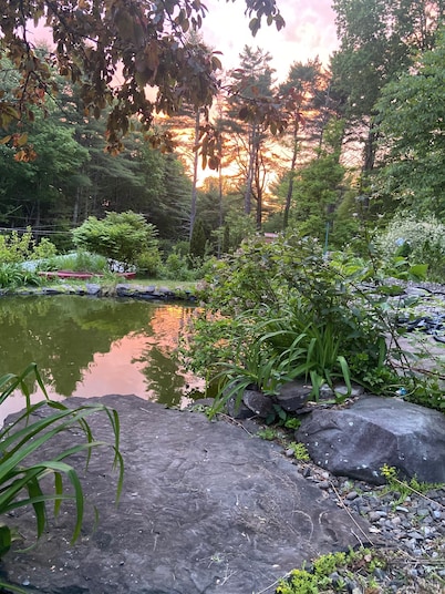 Giant chalet with private lake access. Hot tub. pet friendly. ultimate game room