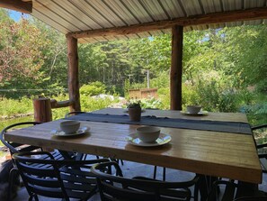 Outdoor dining - Giant chalet with private lake access. Hot tub. pet friendly. ultimate game room (Glen Spey)