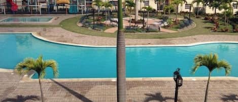 Una piscina al aire libre