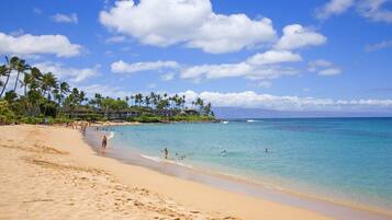 Beach nearby, sun-loungers, beach towels