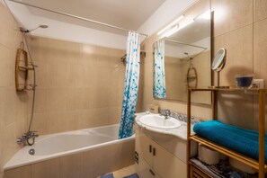 Bañera, secador de pelo y toallas