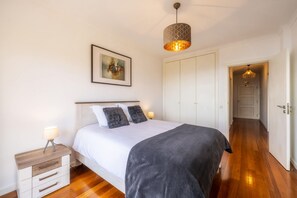 1 habitación, tabla de planchar con plancha, wifi gratis y ropa de cama