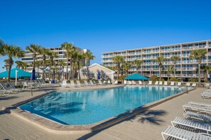 Una piscina al aire libre, una piscina climatizada