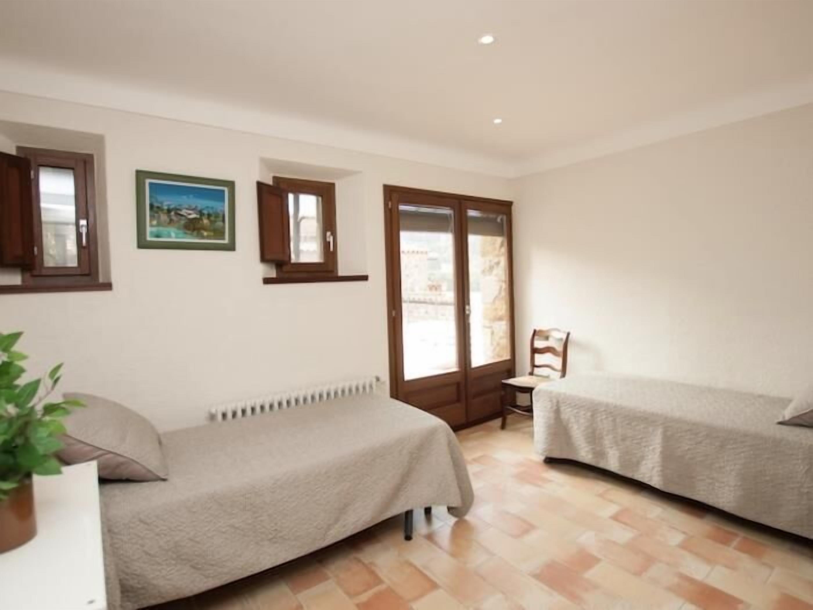 7 bedrooms, iron/ironing board, Internet, bed sheets