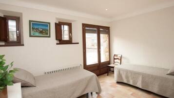 7 bedrooms, iron/ironing board, Internet, bed sheets