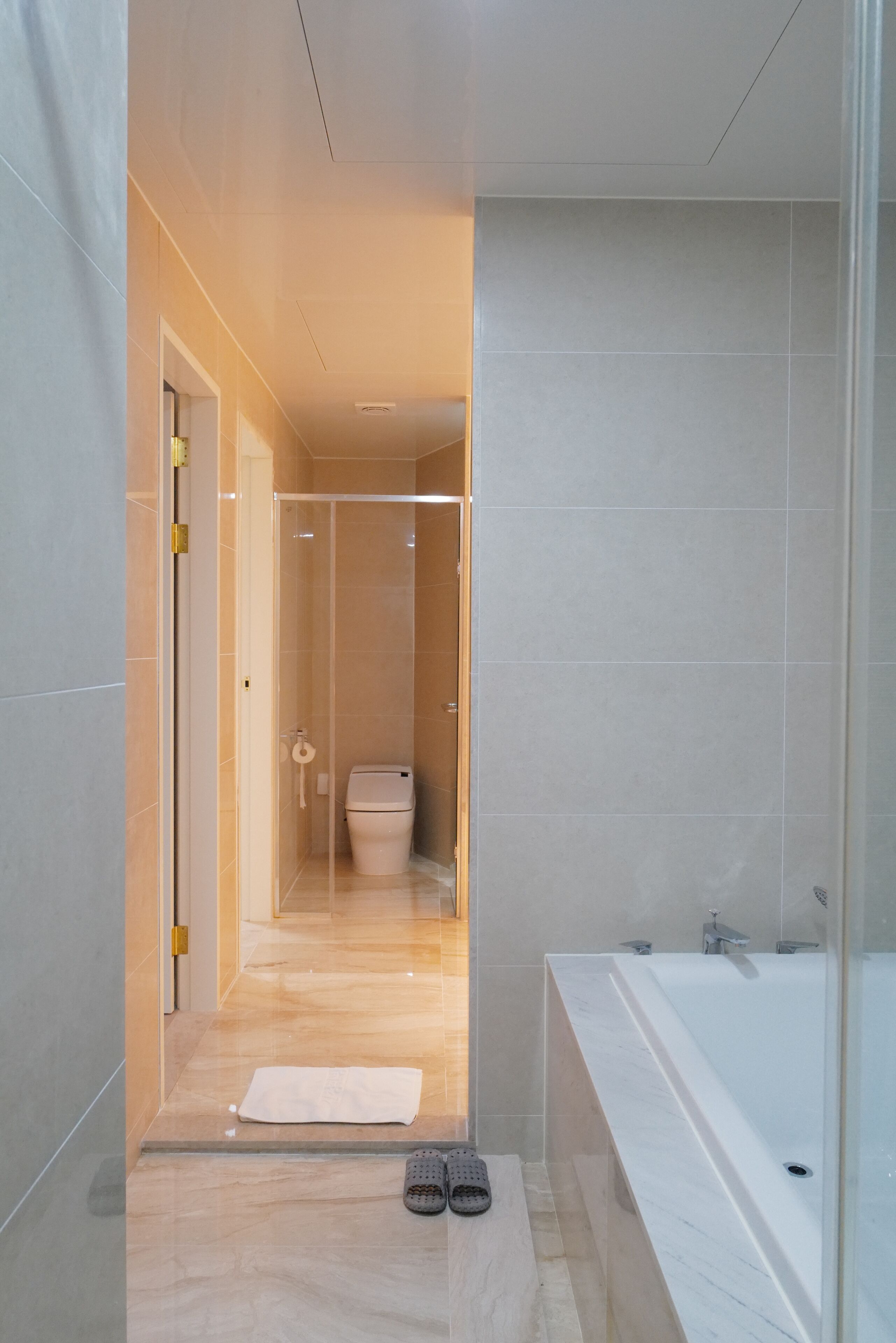 premium studio suite | bathroom | shower, hair dryer, bidet, towels
