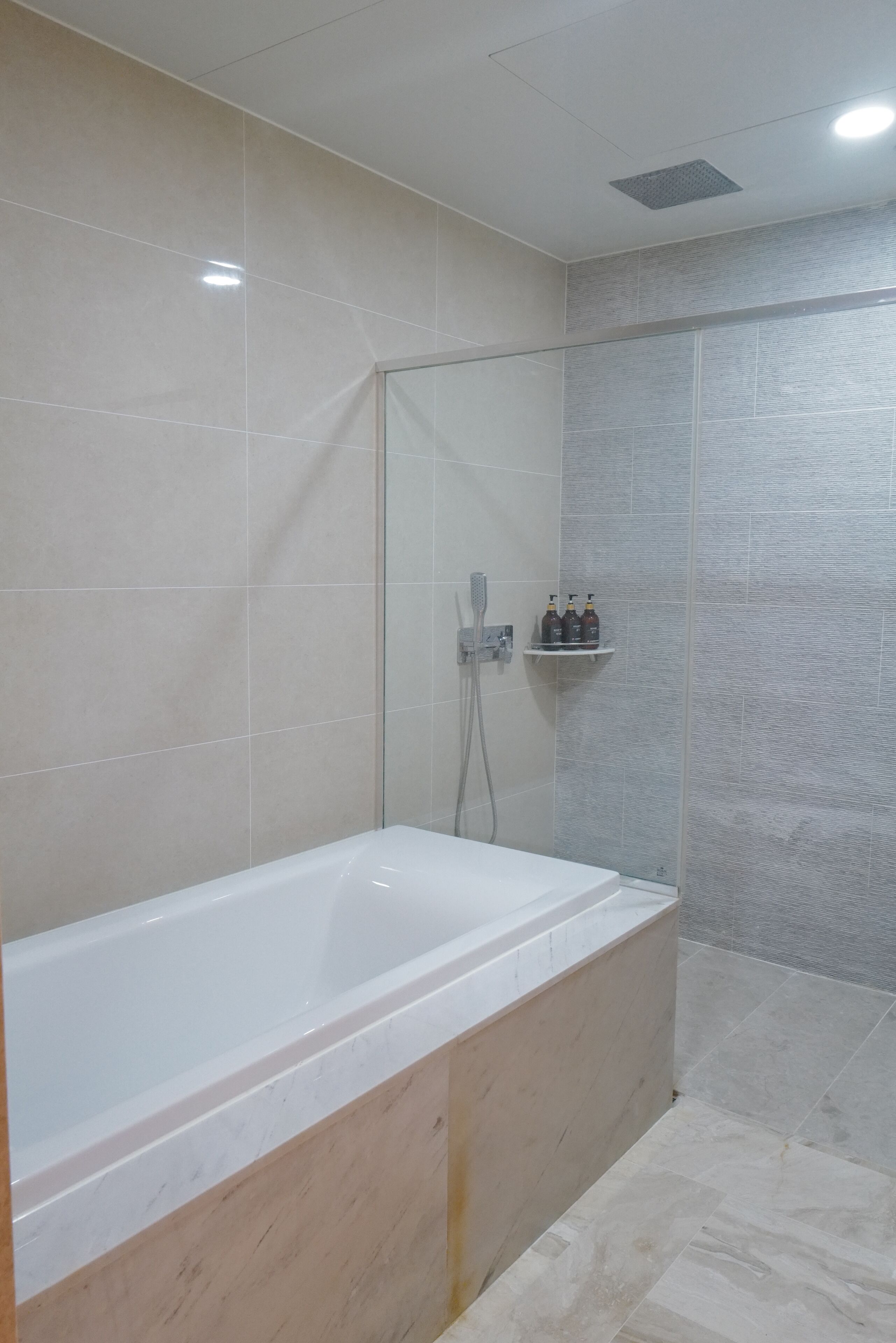 premium studio suite | bathroom | shower, hair dryer, bidet, towels