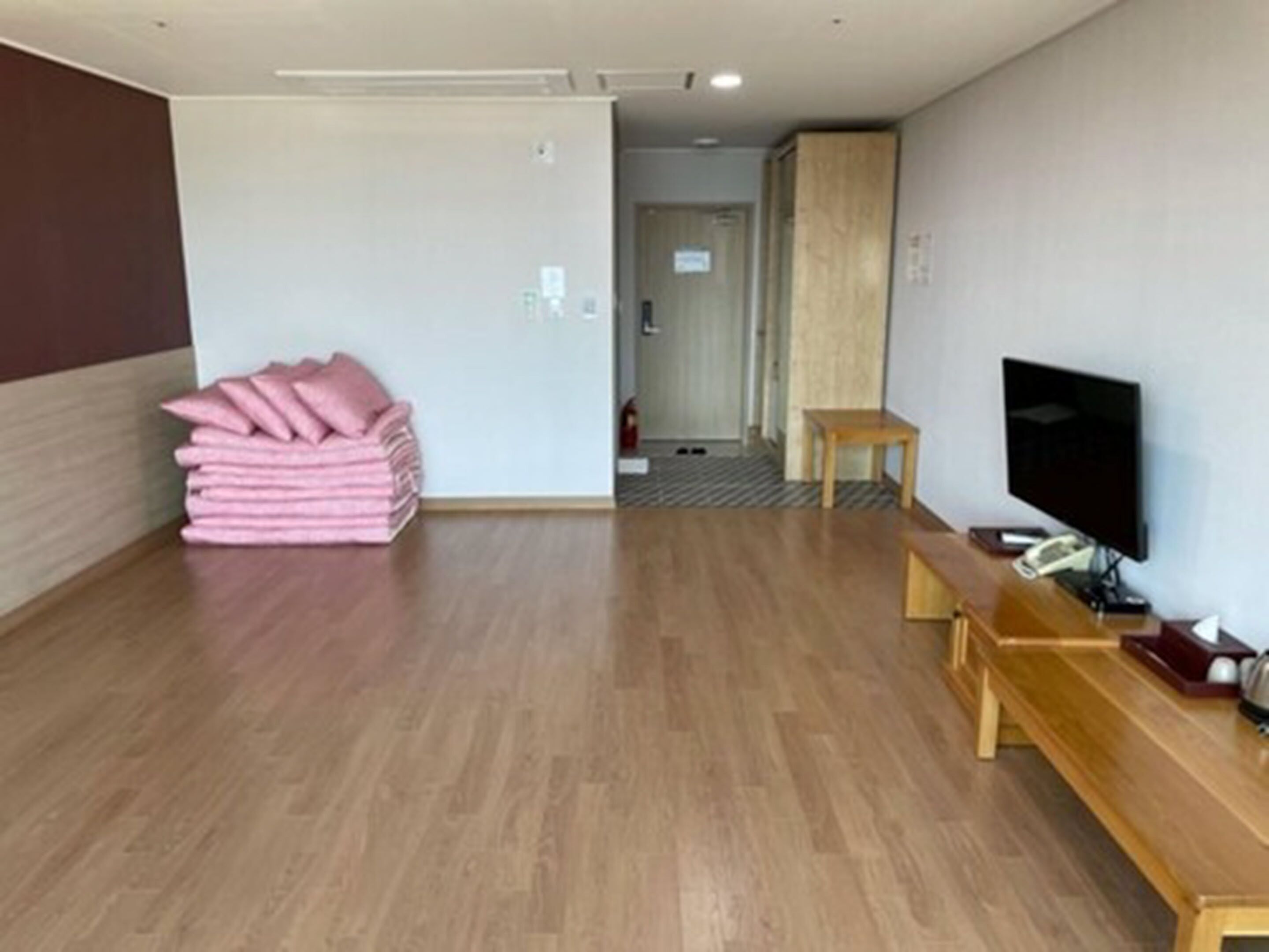 traditional room | desk, free wifi, bed sheets