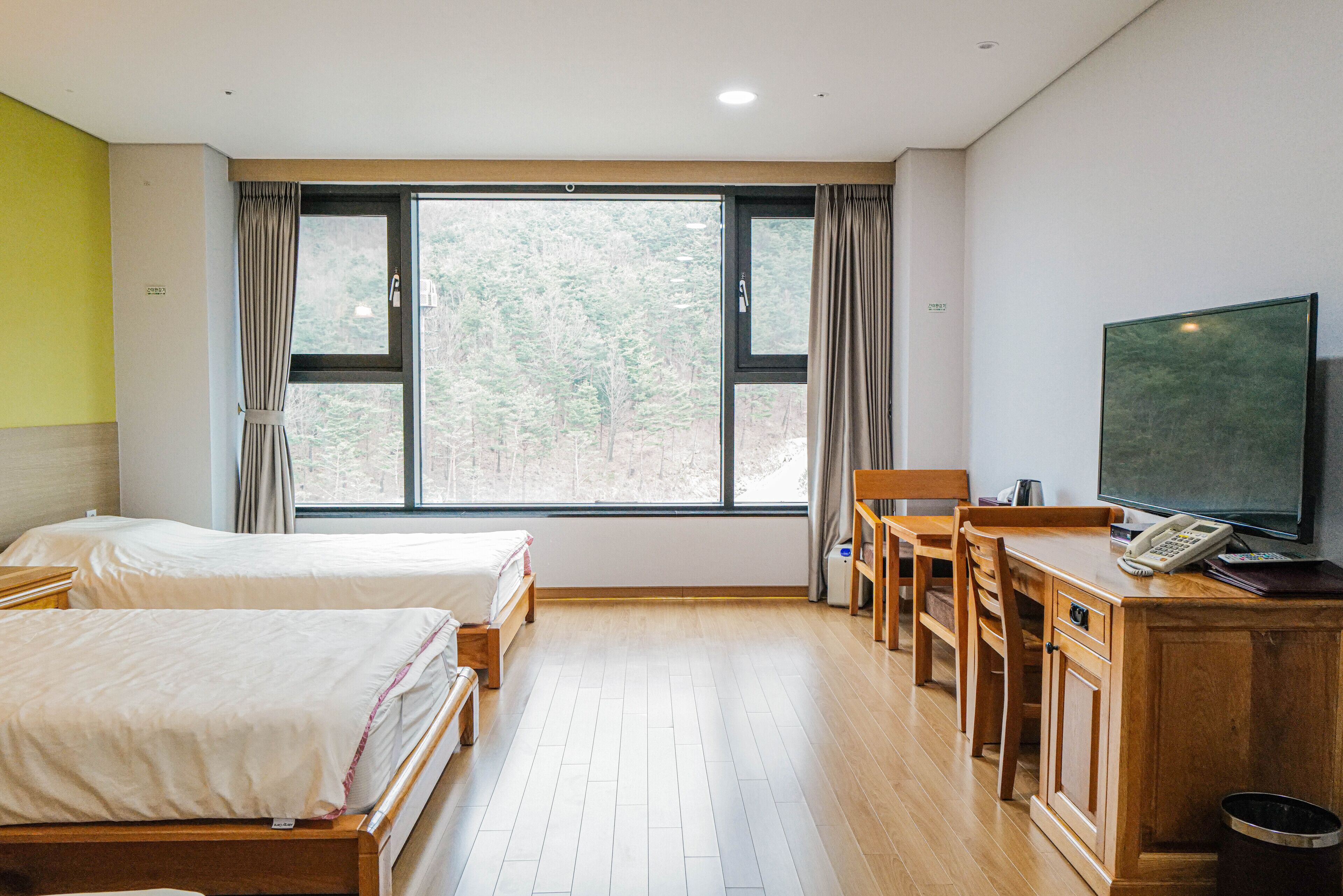 standard triple room, non smoking | desk, free wifi, bed sheets